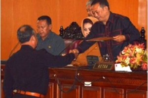 Salah seorang anggota pansus menyerahkan perda mihol kepada ketua DPRD Kuningan.